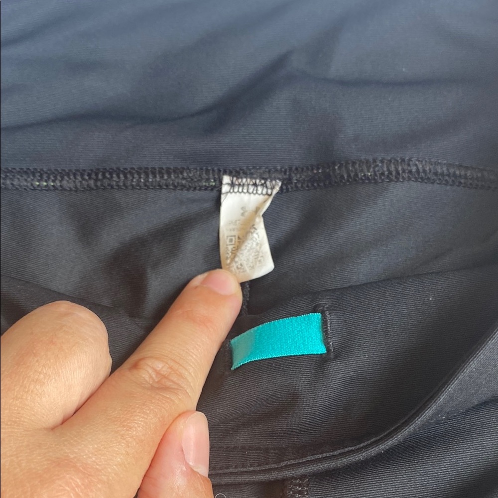 Under  Armour Women’s Black and Teal Atgletic Capris - Picture 2 of 5